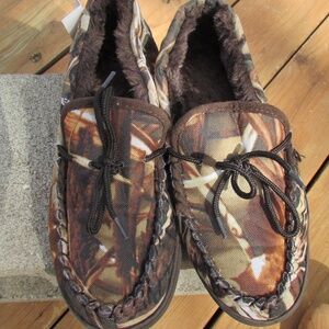 Apres camouflage-patterned moccasin-style slippers with faux fur lining Unisex